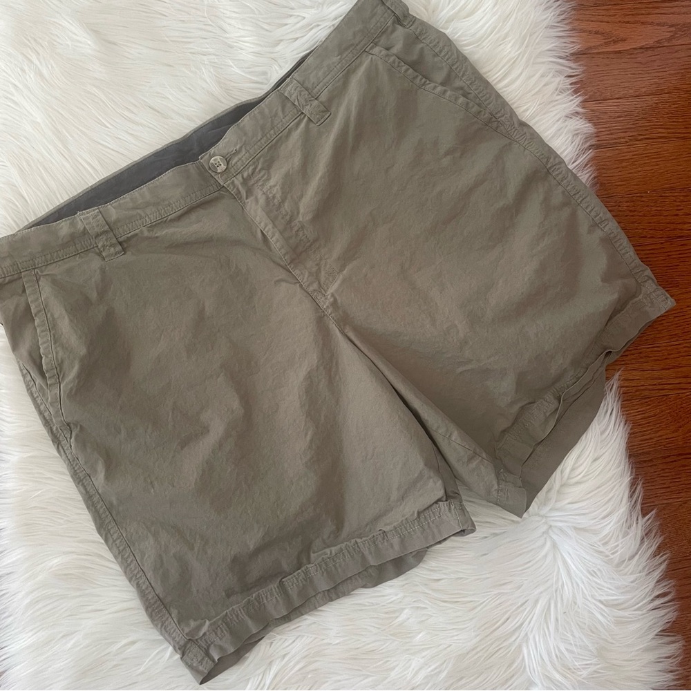 Columbia Cotton Chino Shorts Size 40 8” Inseam Flat Front Green